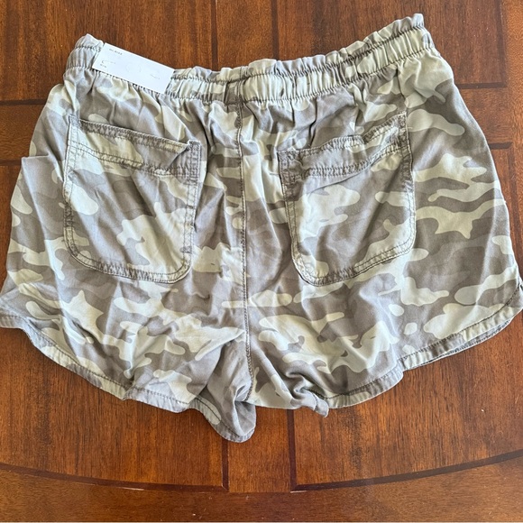 American Eagle Outfitters Green Camo Shorts - Large - Picture 2 of 5